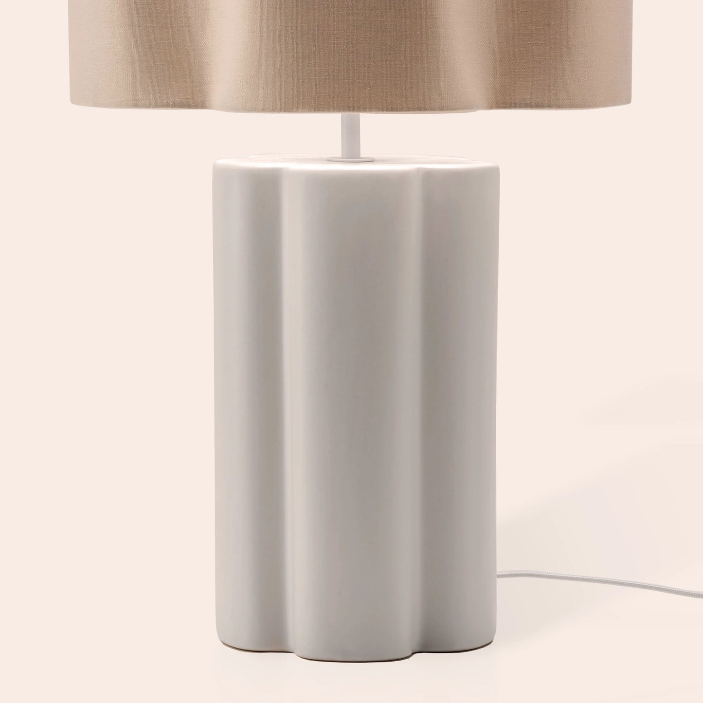White flower ceramic table lamp - BlissVeranda