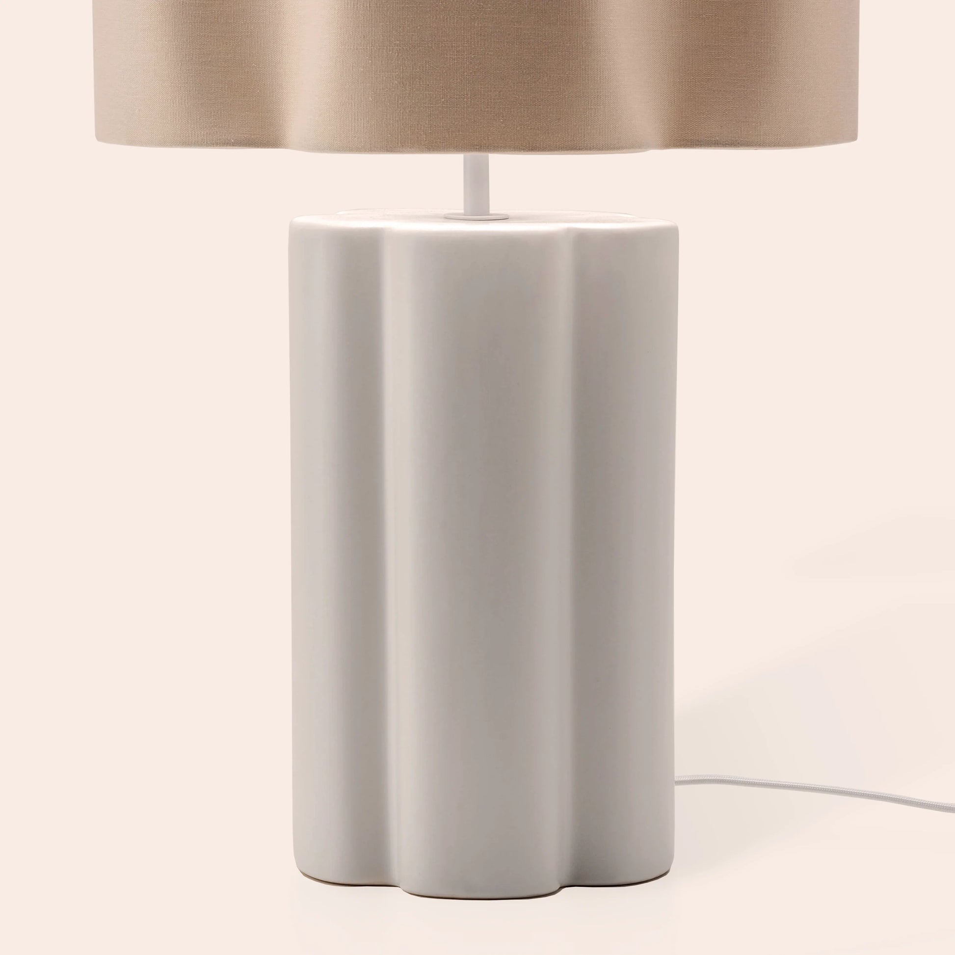 White flower ceramic table lamp - BlissVeranda