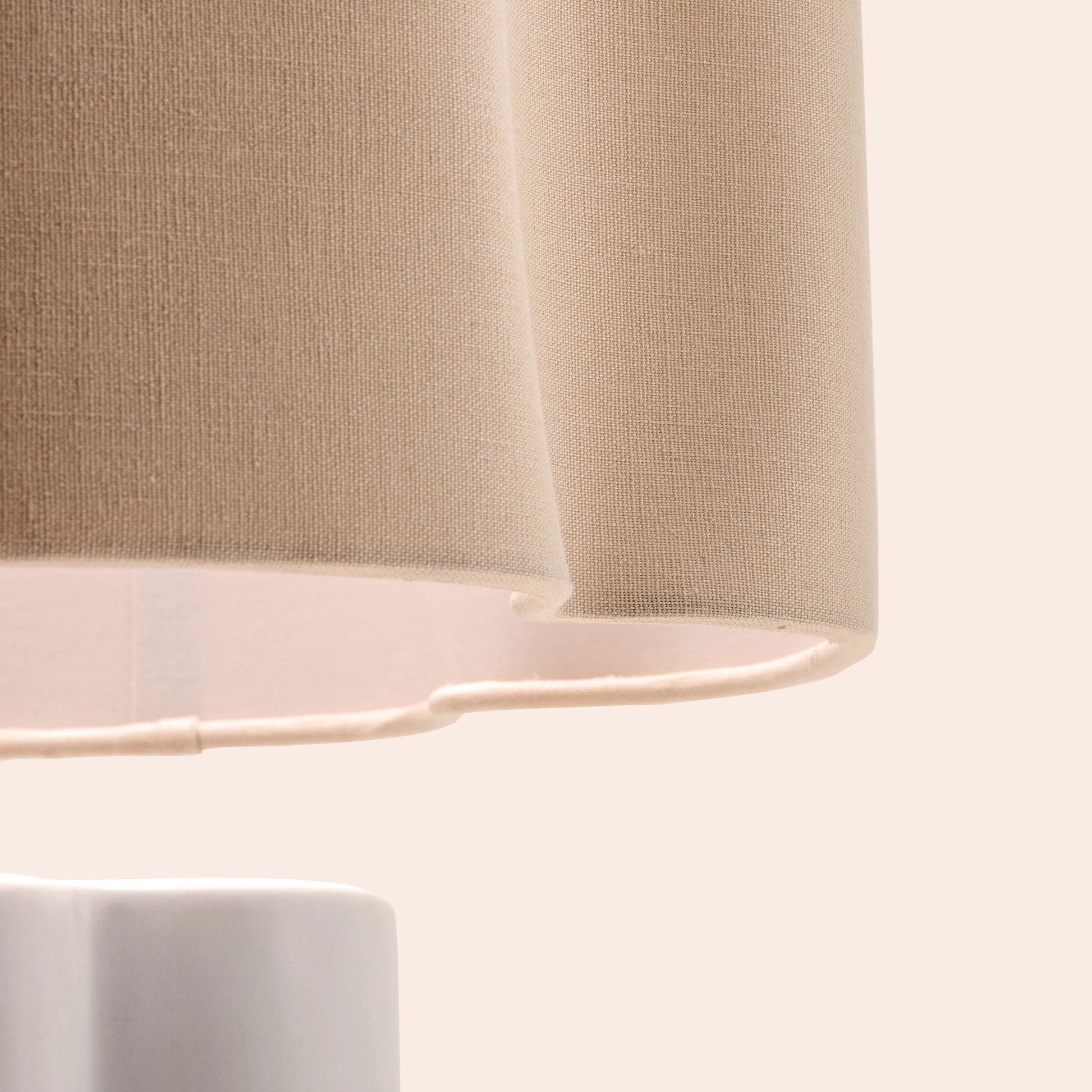 White flower ceramic table lamp - BlissVeranda